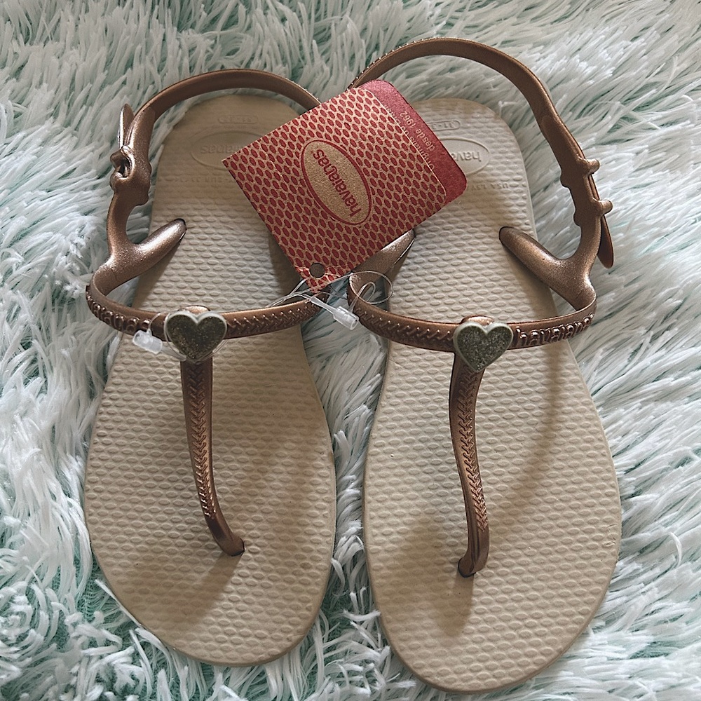Havaianas flip flops girls NWT size 2 hearts
